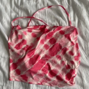 Rosa linne - En rosa mönstrad topp med snörning i ryggen. Sitter som ett vanligt linne men man kan själv anpassa storleken med💕🎀