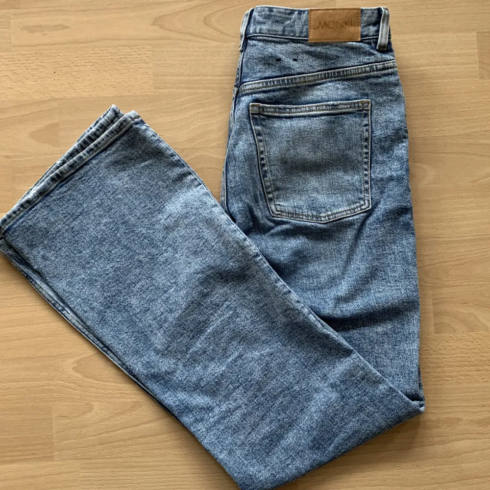 Jeans från monki Modell: blå jeans Kaori  Storlek 28. Jeans & Byxor.