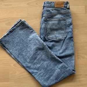 Jeans monki - Jeans från monki Modell: blå jeans Kaori  Storlek 28