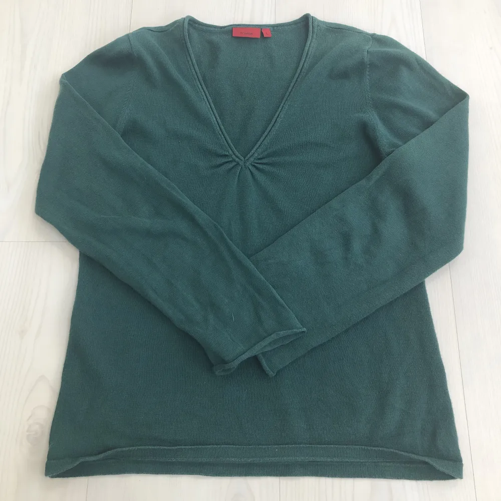 Mörkgrön stickad tröja från Fransa i stl L men sitter mer som s/m🥰. Stickat.