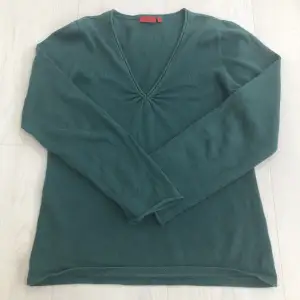 Mörkgrön stickad tröja från Fransa i stl L men sitter mer som s/m🥰