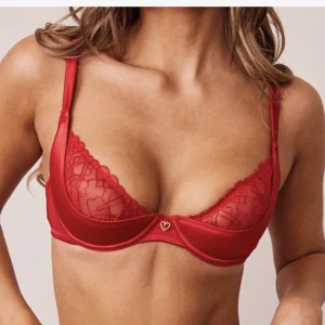 Loungeunderwear bh - Helt ny bh från loungeunderwear i storlek 85B men skulle nog även passa 80. Köpt för 525kr🥰