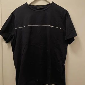 Snygg Prada tshirt  - Prada tshirt 