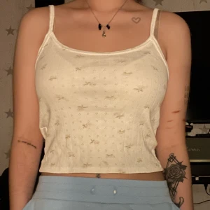 Brandy Melville linne - Säljer då de inte är min stil och aldrig använts🤍Från Brandy Melville🤍Jätte gulligt linne med pointelle mönster och blommor💗Den ser gul aktig ut på bilderna pågrund av en lampa men den är vit🤍