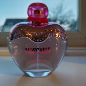 Moschino pink bouquet - Testat nåt sprut bara, men har alldeles för många parfymer och floral dofter inte är min favoritkategori. Men den luktar gott! Både lite sött och fräscht samtidigt.  Doftnoter: ananassorbet, bergamott, hallon, liljekonvalj, jasmin, pionblad, viol, mysk, p