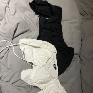Toppar - Två super fina sommar toppar från bikbok!🤍 kan sälja tillsammans eller var för sig. Priset är st! 💕