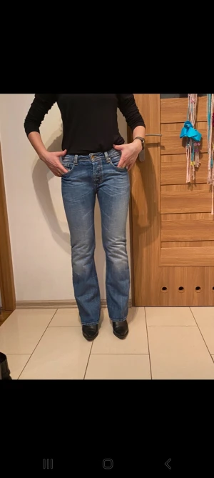 Blåa jeans  - Inte mina bilder** Ett par blåa jeans i bra skick. Säljes pga att de är för stora på mig