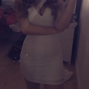 Vit klänning bikbok  - Vit tight figursydd klänning från bikbok i storlek S.