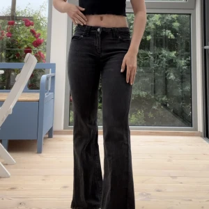 Lågmidjade svarta jeans - Jeans lite åt det lågmidjade hållet. Mörkgrå, nästan svarta. Jag är 168, skulle säga att längden är lagom på mig. Midjemåttet är 71 cm så passar xs/s. Fina detaljer på bakfickorna💗