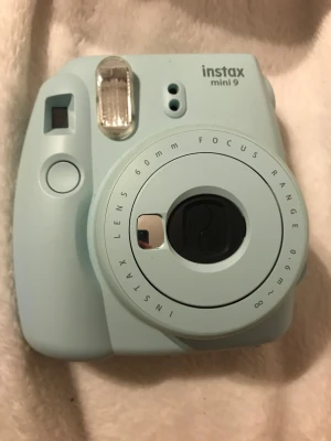 Polaroid kamera - Denna jätte fina Polaroid kamera köpt för 1000kr på classolsson säljer den för 500kr då den är jätte bra tillstånd  och nästan aldrig använd pris kan diskuteras