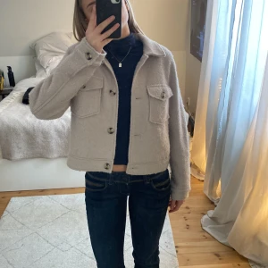 Vårjacka  - Säljer den här snygga korta kappan från h&m som inte längre säljs. Storlek M. Nypris 350kr. 