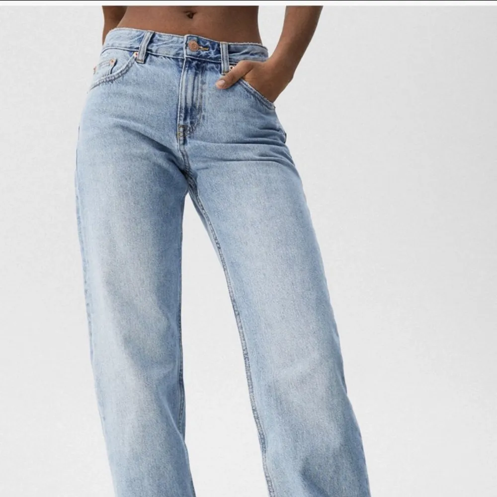 Super fina jeans ifrån pull and bear stl 36, säljer då de ej kommer till använding och jag råkade köp 2 nästan likadana. Nypris var 360kr och mitt pris är 190+frakt. Super snygga och trendiga+ att dom passar till det mesta! Skriv privat vid intresse! . Jeans & Byxor.