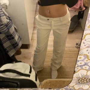 Vita manchesterbyxor  - SKIIIIT snygga vita manchester byxor. lågmidjade långa ben. dom är lite fläckiga längst ner på benet kan skicka bild privat. 