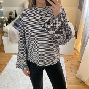 Randig topp - Säljer den här jättesnygga oversize långärmade t-shirten från h&m. 