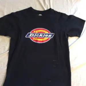 Dickies t-shirt i storlek Small men sitter som en Medium. I användt skick! 