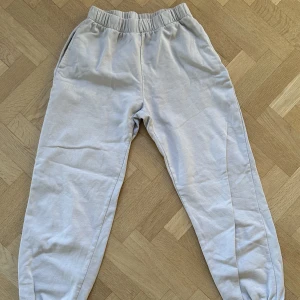 mjukisbyxor  - Ett par mjukisbyxor/sweatpants från märket John Galt köpta på Pacsun. Står ”New York N.Y.” på högra låret i vitt. Färgen på byxorna är ljusblå/-gråa. Ganska små i storleken. Tror att dem såldes i one size, men skulle säga att dem är storlek xxs eller xs