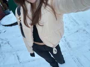 Puffer jacket från chiquelle  - Pufferjacket från chiquelle som är perfekt till våren🥰🥰 använd ett fåtal gånger. Färgen typ mittemellan bilden tagen utomhus och de inomhus! 