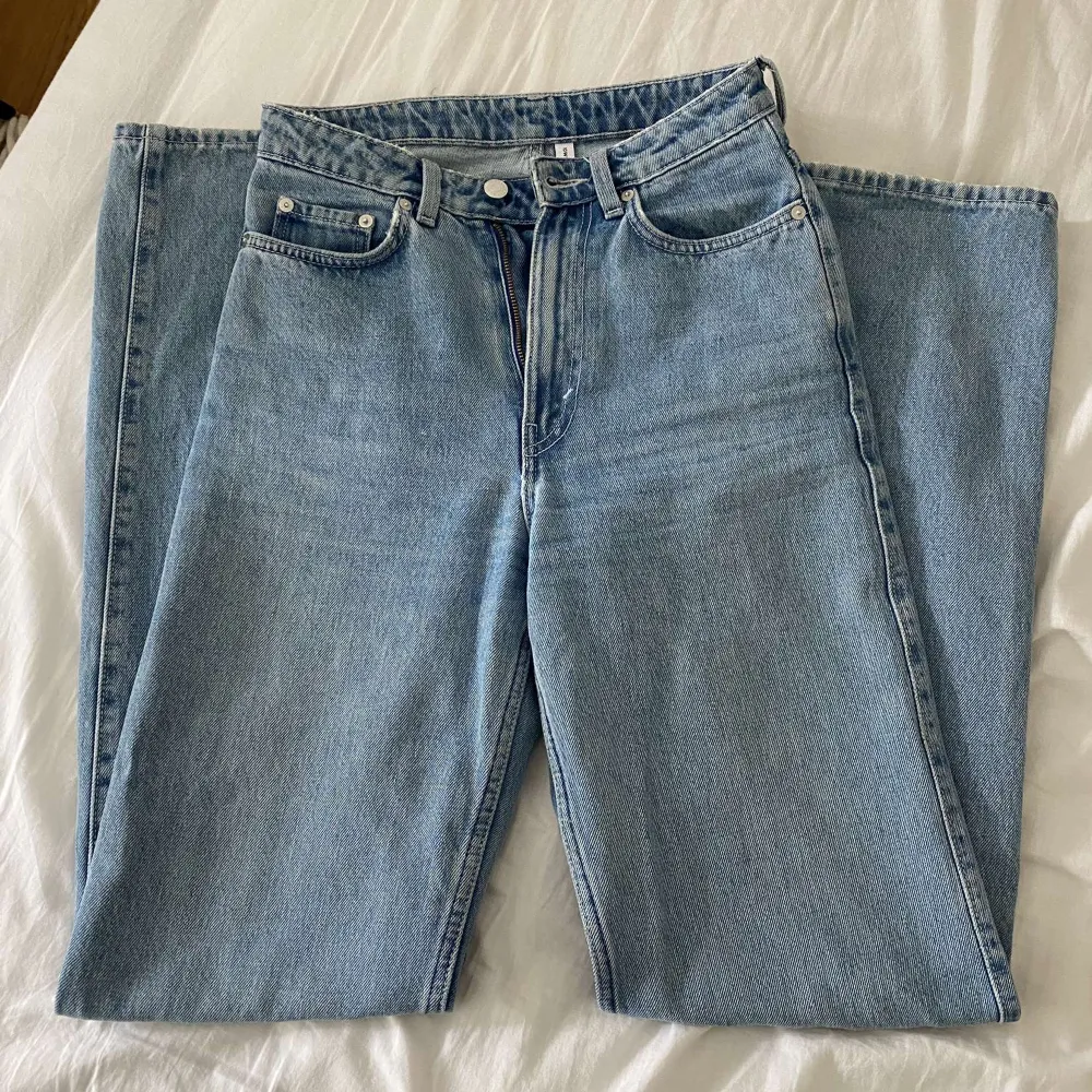 Säljer dessa superfina jeans från Weekday i modellen rowe. Fint skick. Nypris 600kr. Skriv privat vid funderingar💗. Jeans & Byxor.