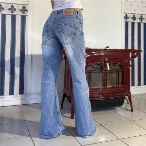 Vintage Levi’s bootcut - Ett par bootcuts från Levi’s! Gott skick, aldrig använda av mig! 516 04 är en lite ovanligare deadstock modell! En av de bästa 100%! Storlek: W: 29 L:32 (Första bilden är lånad)  Thrift like a cool kid 😎