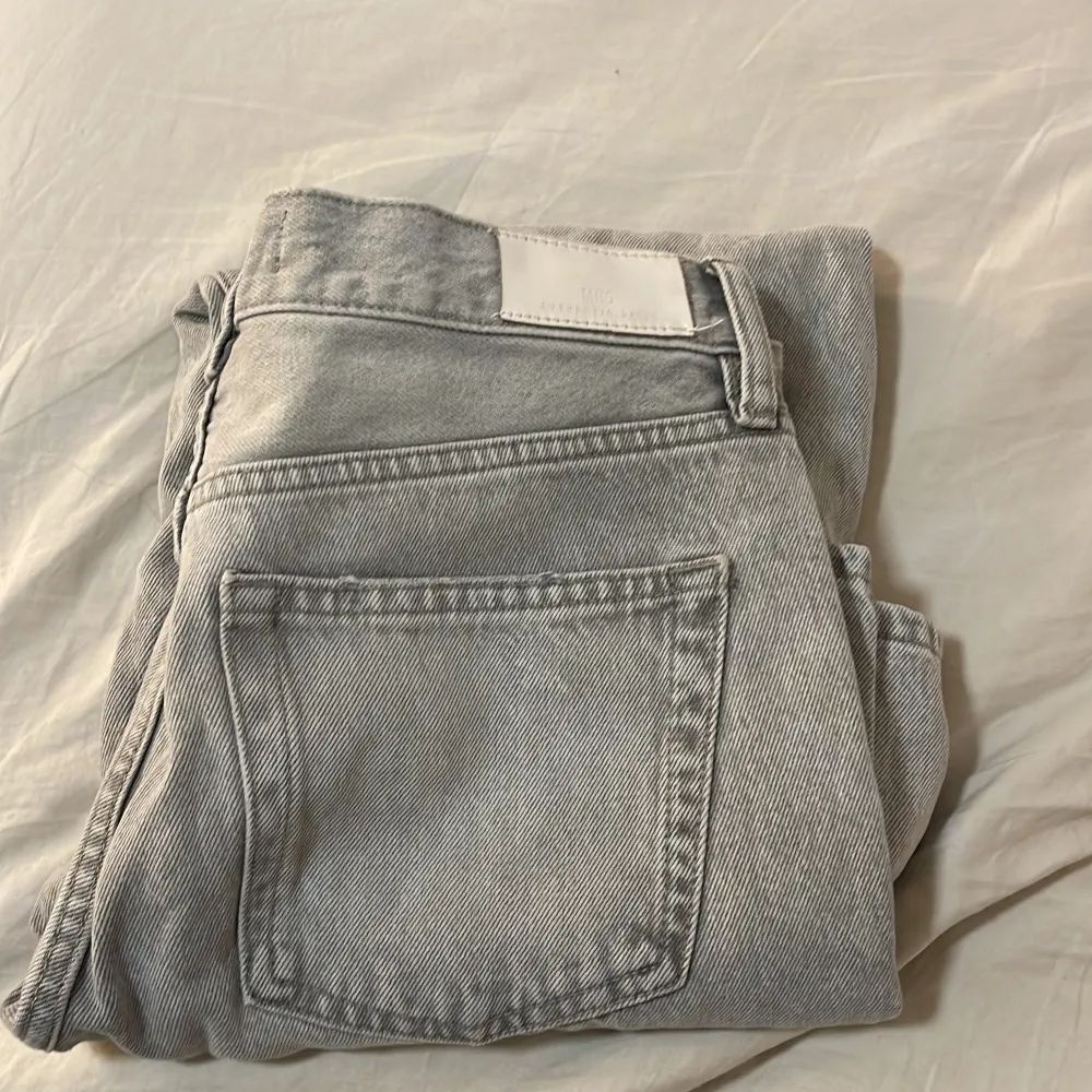 Säljer dessa jeans ifrån Mango. Aldrig använda. Dem är i stolrken36 och har slitningar på knäna. Köpt för 499kr men säljer för 200kr. . Jeans & Byxor.
