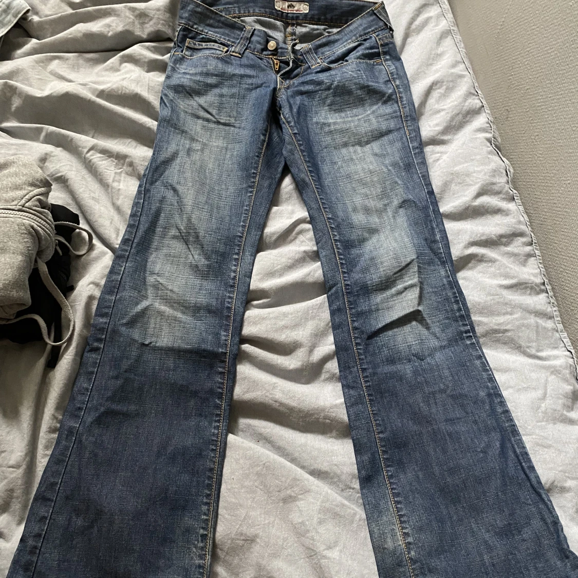 Fornarnia bootcut jeans lågmidjade utsvängda