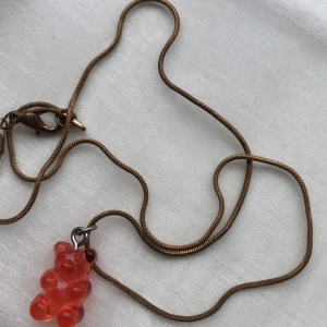 Halsband med en fin berlock  - Ett handgjort halsband säljer jag pågrund av att det inte kommer till användning.Vi kan diskutera priset.Om du är intresserad kontakta mig.😊💕