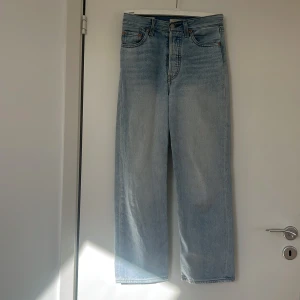 Ljusblåa Levis jeans  - Ett par jätte fina jeans från Levis som är Ribcage straight fit. Perfekta sommar byxor💗  Innelängd: 65 cm  Ytter sidan: 95 cm  Midjan: 35 cm 