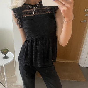 Topp - Helt underbar topp med spets och volanger på axlarna🥰