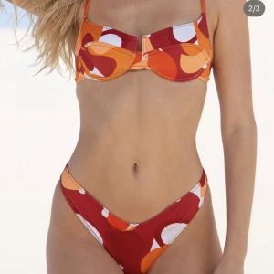 Bayu the label bikini!  - Bayu the label bikini i slutsåld print ! Jule överdel & Lau underdel. Sista bilden är enbart för att visa hur underdelen sitter. Använd 1 gång. Säljer då toppen e lite för stor för mig 