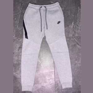 Nike tech byxor - Nike tech byxor, gammal modell, äkta, storlek S, DM för mer bilder 