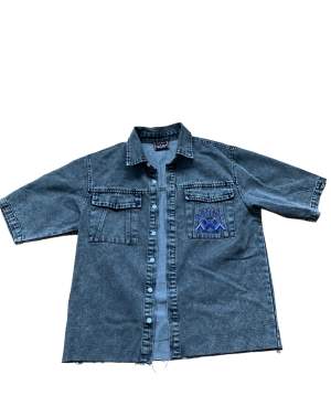 Grå jeansskjorta från vintage supply!! Storlek s med en oversize passform<3
