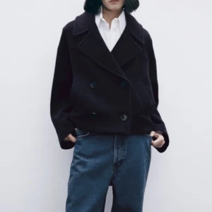 Mörkblå kappa Zara - Intressekoll på denna supersnygga korta kappa från zara. Storlek xs i mörkblå. Helt ny och inga defekter