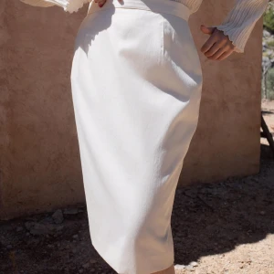 Vintage Missoni Wool/Cotton Blend Skirt - Pristine Condition Vintage Wool Blend Missoni Donna Pencil Skirt Cream Colorway Shell with Lining Back Button & Zip Closure Back Slit Opening Made in Italy Tagged Size IT44, Best Fits Size S/M 63 CM/ 24.8 IN Length 72 CM/ 28.3 IN Waist 47 CM/ 18.5 IN Hips