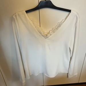 Gullig blus - En söt blus som man knyter på baksidan. Säljs då den inte kommer till någon användning längre