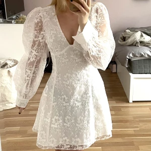 studentklänning från NA-KD - Såå fin klänning från NA-KD (slutsåld) i storlek 36. Aldrig använd (lapp kvar), har dock gått upp lite i sömmen (se bild) men ska gå lätt att fixa med lite nål och tråd! Ge prisförslag privat! Lånad andra bild!