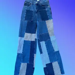 Supercoola jeans med patchwork. Sitter som en smäck och lyfter vilken outfit som helst. Jeansen är i gott skick och bra långa med en vid passform.