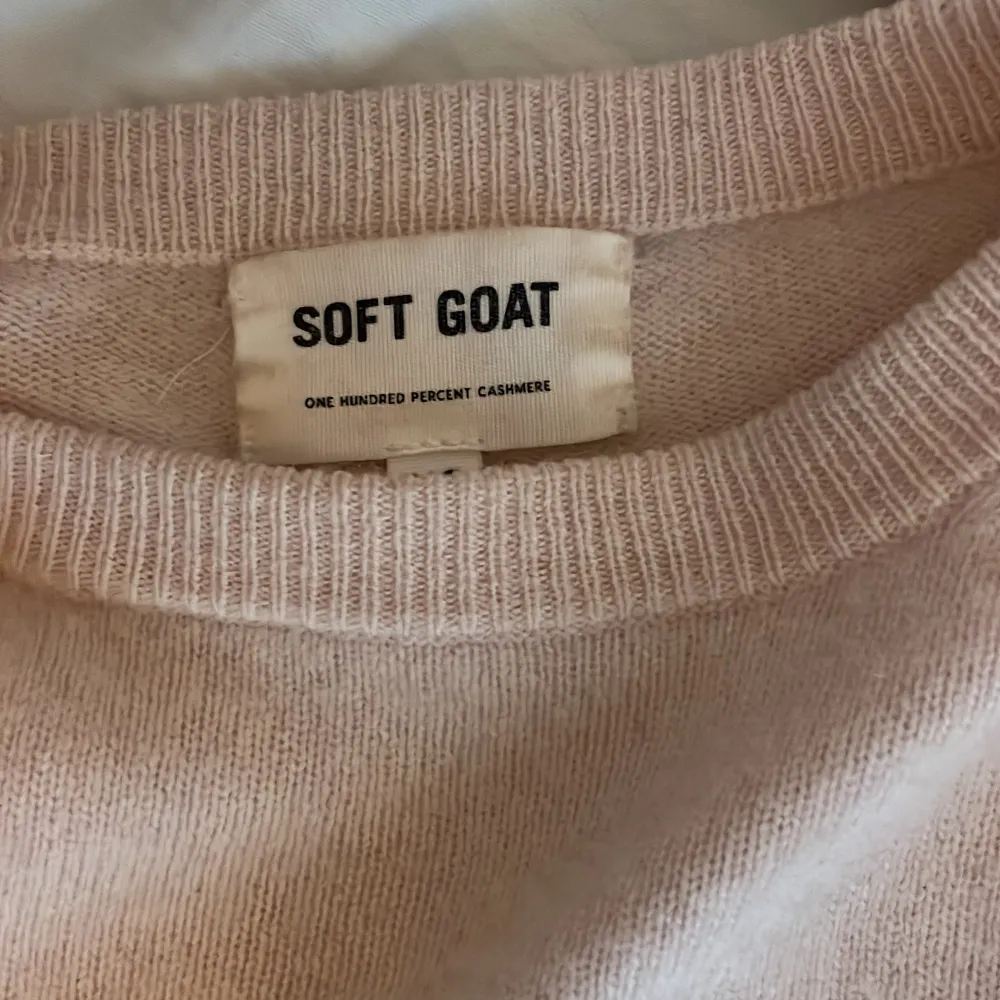 Jag funderar på att sälja den här jätte snygga ljusrosa soft goat tröja då den inte kommer till så mycket användning längre💗kontakta om ni är intresserade💕. Stickat.