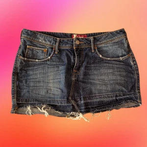 Low waist jeans kjol - Supercool jeans kjol som är låg i midjan. Passar perfekt till sommaren. Är i gott skick. 