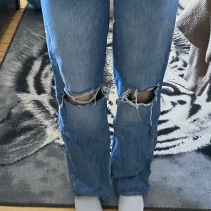 Snygga högmidjade jeans från Lager 157. Knappt använda. Jag är 170cm lång som referens. 