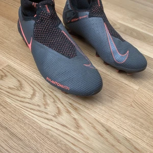 Nike phantom vsn elite df fg. - Säljer nu mina fotbollsskor i storlek 41 då dem endast kom till användning under 2 träningar, alltså är dem i nyskick och jag köpte dem för 2900 kr och nypris är ungefär samma summa. 