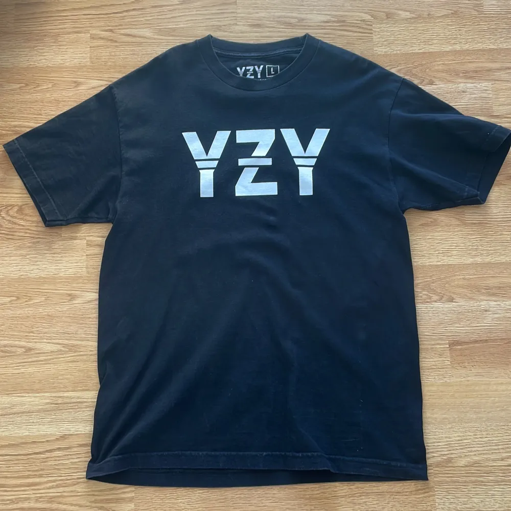 Inköpt 2014 innan Kanyes partnerskap med Adidas och då varumärket hette YZY. En av de första plagg han släppte.  Condition 8/10, använd nån gång och har sedan dess hängt i garderoben.  Ej hittat samma plagg till försäljning så priset kan vara en steal.. T-shirts.