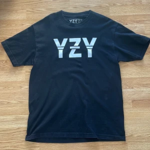 Yeezy / YZY - rare t-shirt - Inköpt 2014 innan Kanyes partnerskap med Adidas och då varumärket hette YZY. En av de första plagg han släppte.  Condition 8/10, använd nån gång och har sedan dess hängt i garderoben.  Ej hittat samma plagg till försäljning så priset kan vara en steal.