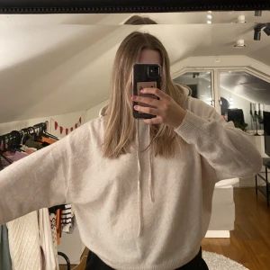 Stickad tröja med luva  - Beige stickad huvtröja från Lindex, jätte jätte skönt material👌🏽👌🏽