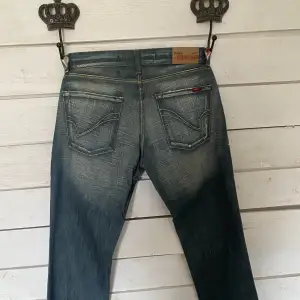 Jättesnygga Vintage jeans från Only🌟 Lågmidjade och raka i modellen!