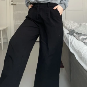 Svarta kostymbyxor - Svarta kostymbyxor i ett tjockare och varmare material, från Monki! Supersköna!!!  Kan skickas med postnord, och då tillkommer fraktkostnad! 🌷