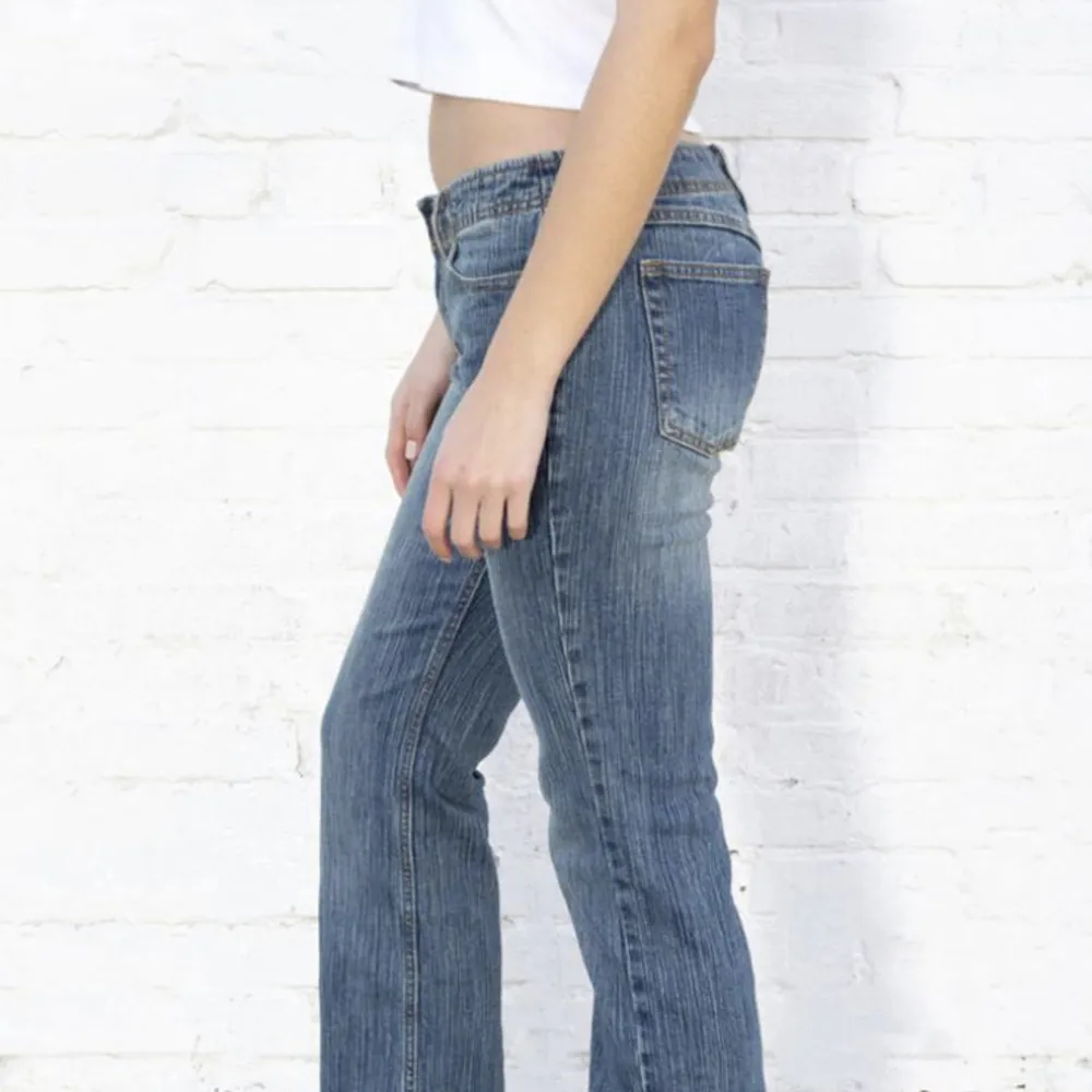 (Lägger upp samma annons igen) säljer nu dessa populära lågmidjade & långa jeans som är slutsålda överallt. Jeansen är endast använda en gång & är därför i supergott skick. Köpte dem för 600 kr men (❗️400 vid snabb affär❗️). Jeans & Byxor.