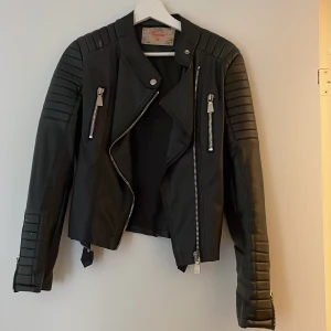 Skinnjacka - Jättefin och snygg skinnjacka. Priset kan diskuteras vid snabbaffär 