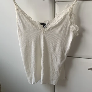 Linne med spets - Ett fint linne med spets från new yorker som knappt är använd. Storlek är M men passar också S. Skriv för mer bilder