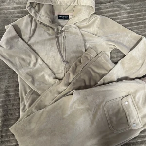 Juicy couture  - XS i tröjan och S i byxor, beige i bra skick. 