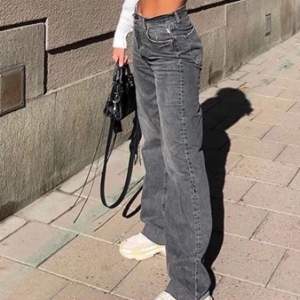 Supersnygga Zara jeans men används tyvärr ej då de är för långa för mig. Köparen står för frakt💗